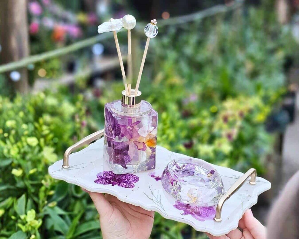 Bandeja, aromatizador y jabonera de resina con flores