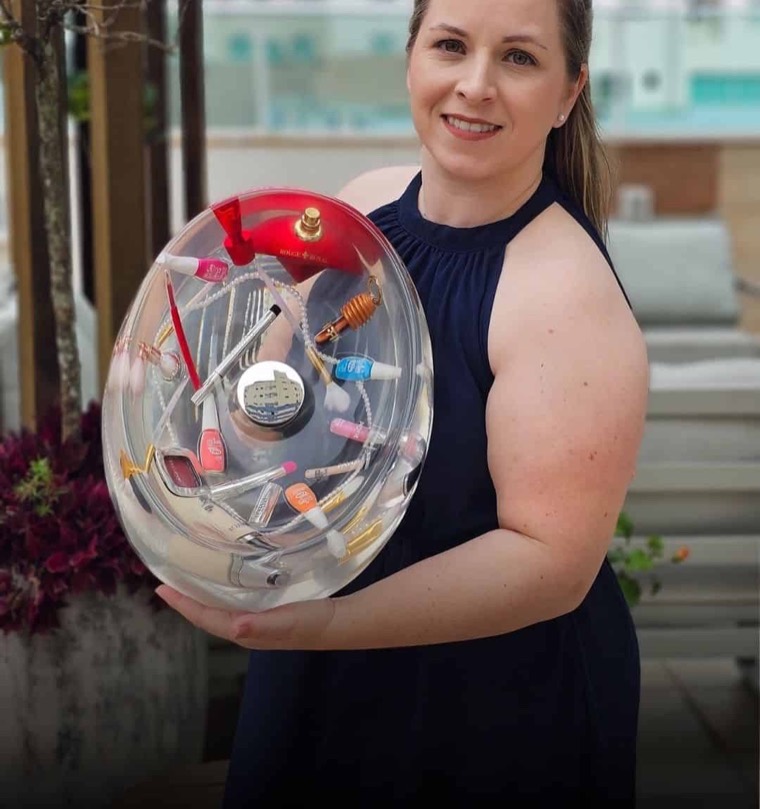 Ana con un lavabo de resina decorado con cosméticos